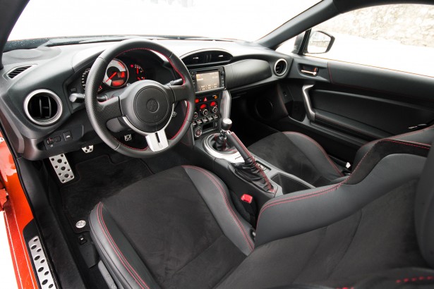 Toyota-GT-86-test-drive-interior