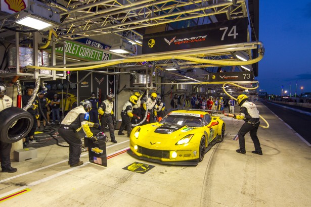 24-Heures-du-Mans-2014-Corvette-Racing-Stand-night