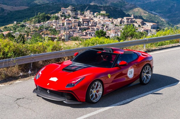 video-Ferrari-F12-TRS