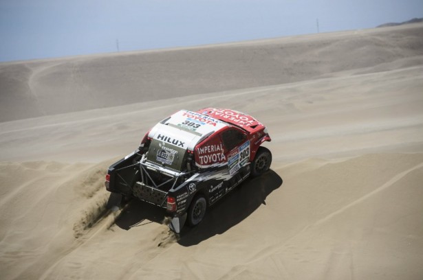 Giniel-de-Villiers-Dakar-2015-7-Toyota-Hilux