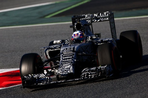 Infiniti-Red-Bull-Racing-Daniel-Ricciardo-F1-essais-barcelone-2015-2