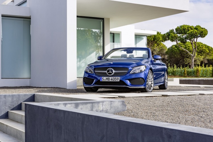 Mercedes-Benz C 400 4MATIC Cabriolet, Exterieur: Brilliantblau AMG Line; Interieur: kristallgrau Kraftstoffverbrauch (l/100 km) innerorts/außerorts/kombiniert: 10,9/6,3/8,0 CO2-Emissionen kombiniert: 181 g/km Exterior: brilliant blue AMG Line; interior: crystal Grey Fuel consumption (l/100 km) urban/ex urban/combined: 10.9/6.3/8.0 combined CO2 emissions: 181 g/km