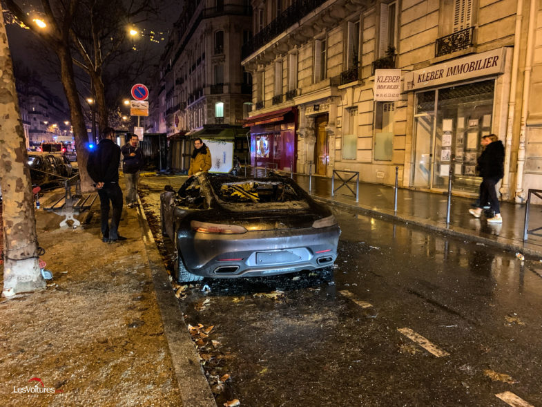 Gilets jaunes en région : les images de la voiture qui fonce sur la foule à  Beaucaire 
