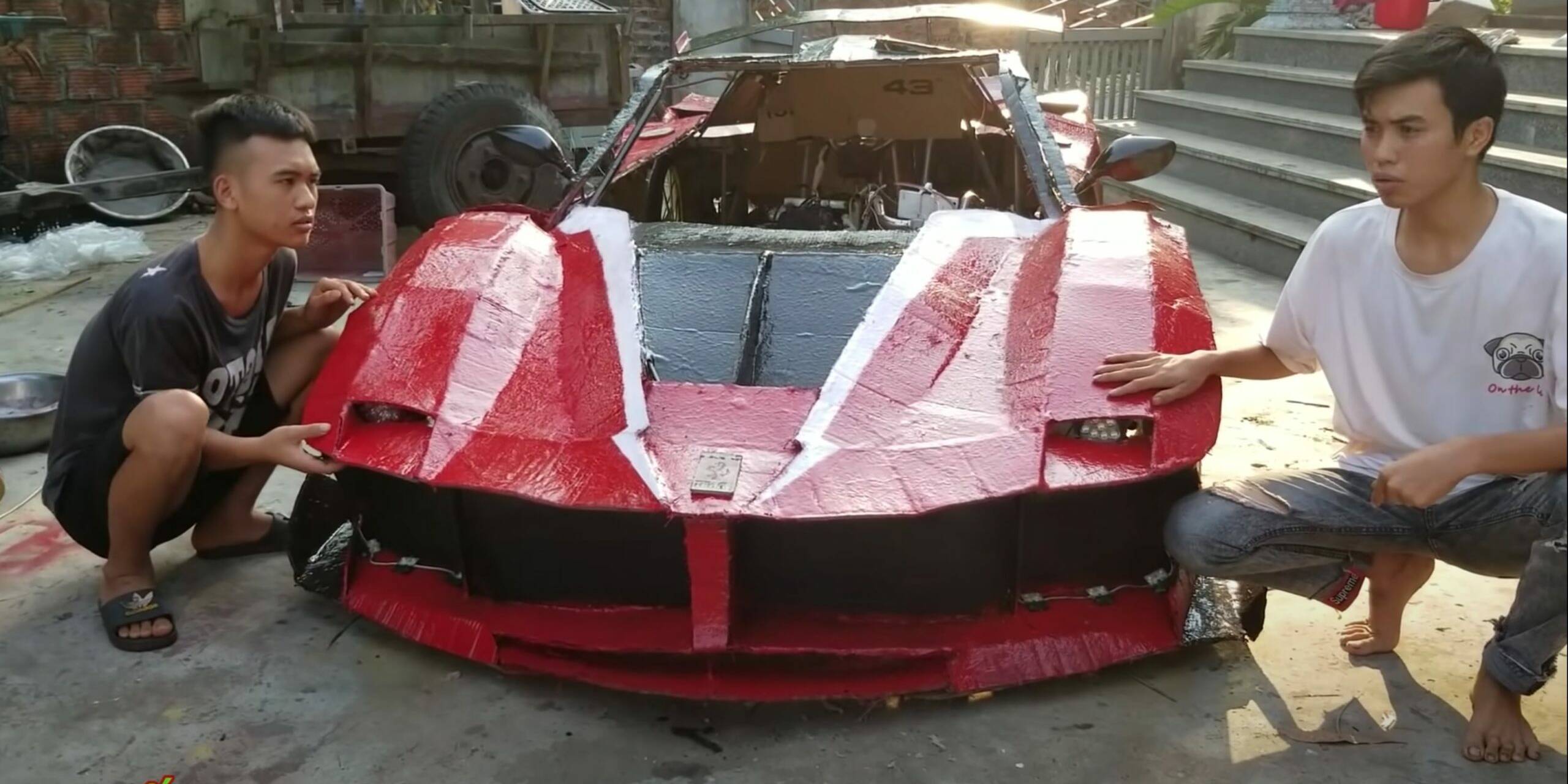 Ferrari en carton
