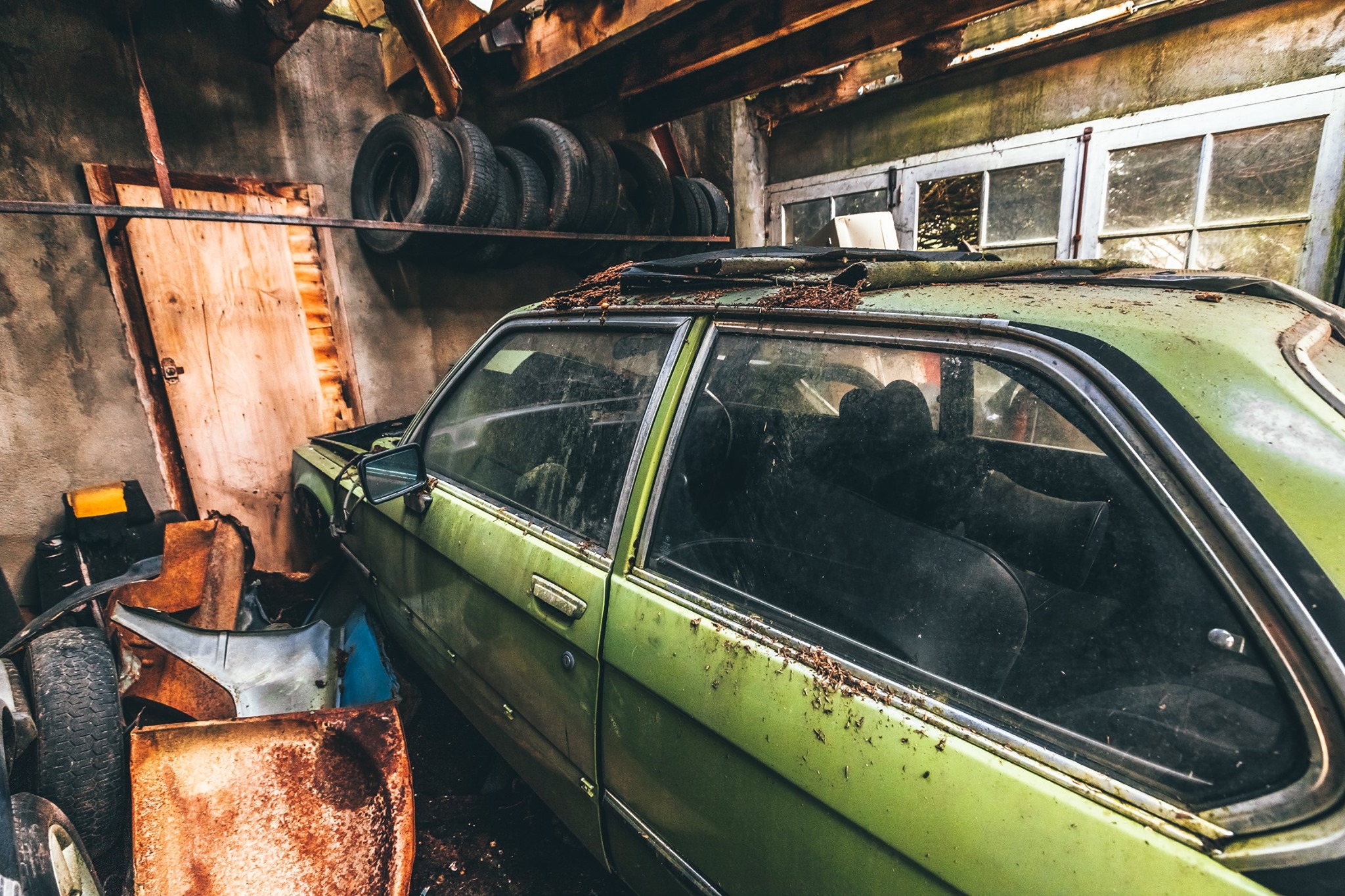 Urbex découvrez "la villa des mécaniques brisées" Les Voitures