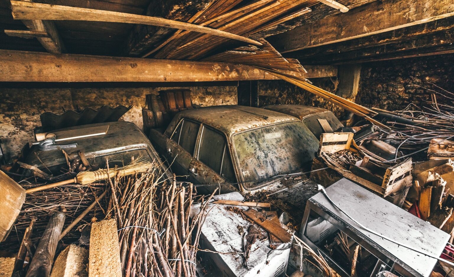 Urbex découvrez "la villa des mécaniques brisées" Les Voitures