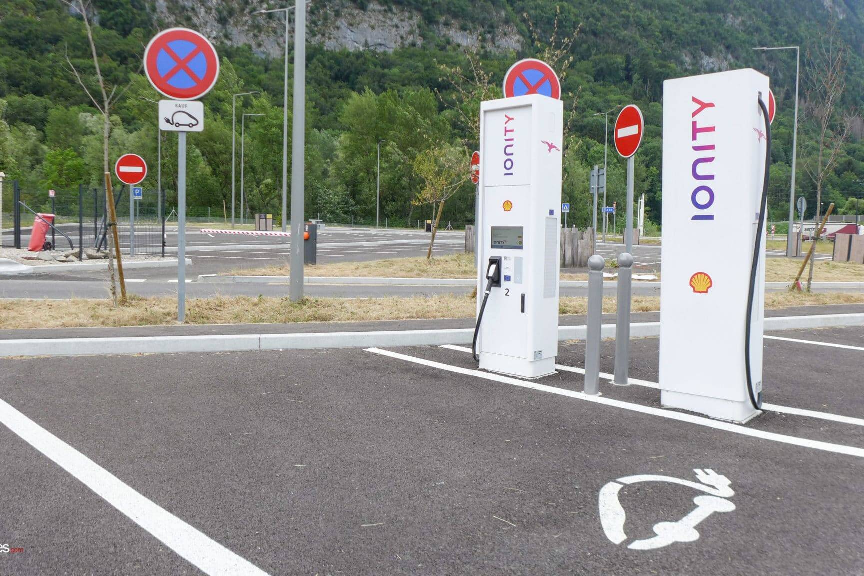 voitures électriques bornes de recharge