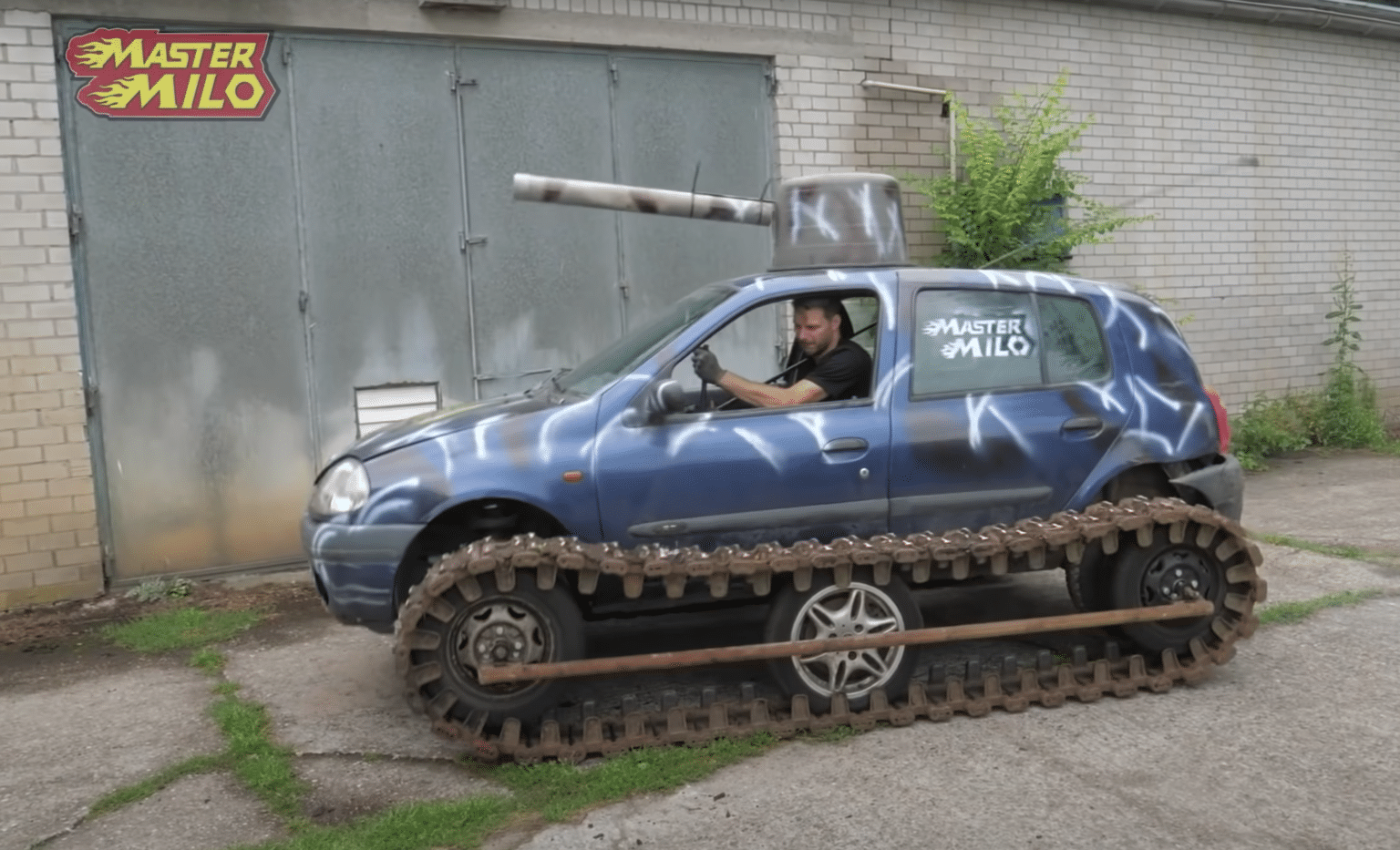 Vidéo voici l'incroyable "Renault Clio Tank" Les Voitures