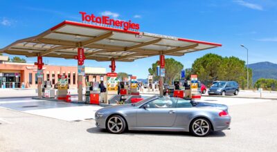 TotalEnergies borne de recharge voiture électrique station service