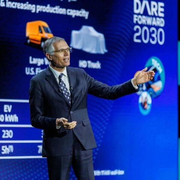 salaire rémunération Carlos Tavares résultats financiers Stellantis voitures électriques