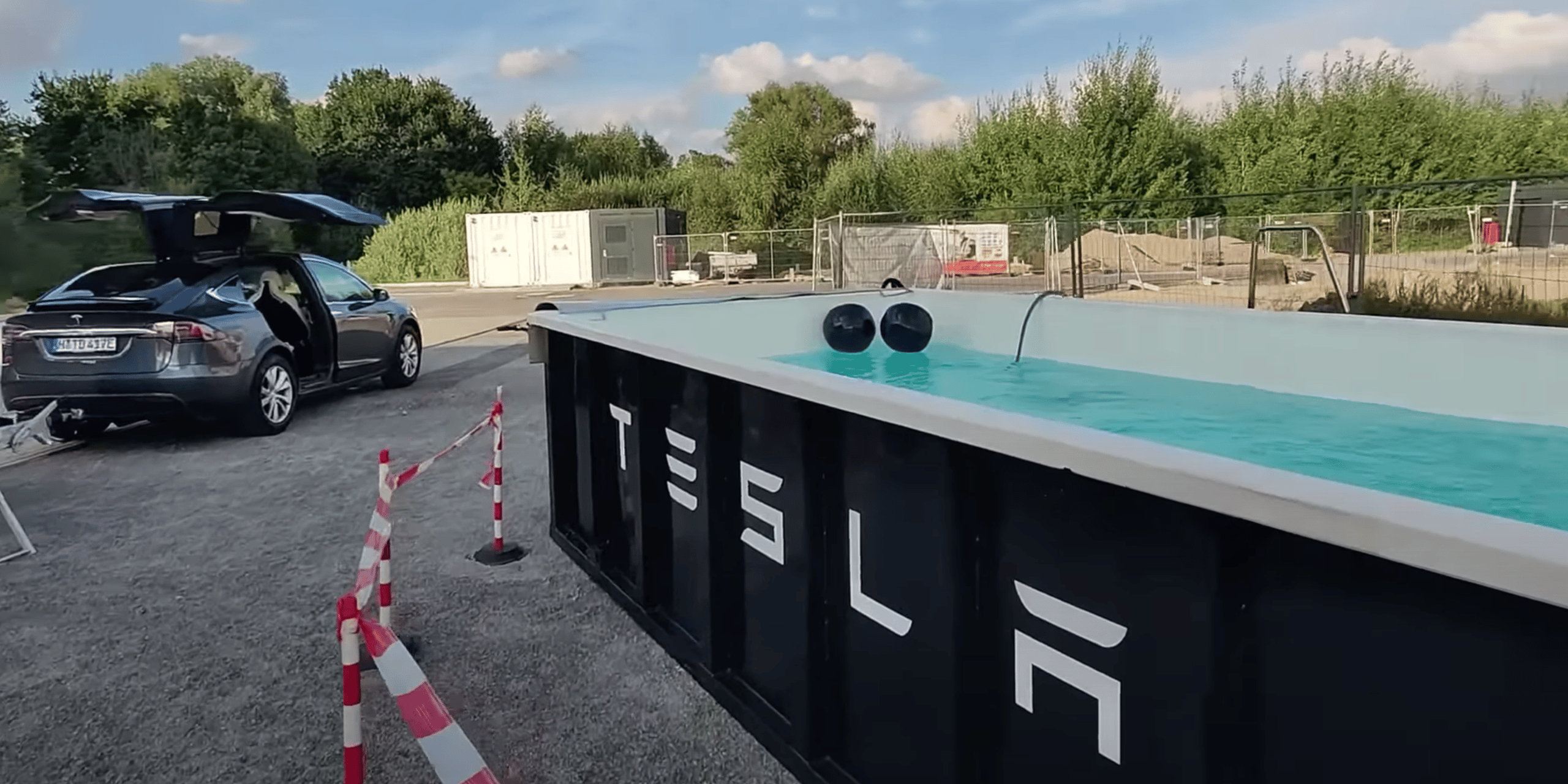 sécheresse piscine Tesla Superchargeurs Tesla