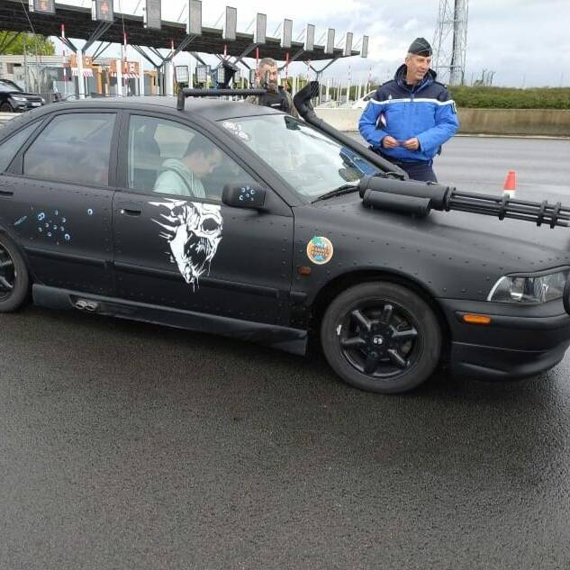 voiture mitrailleuse