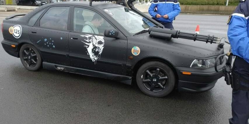 voiture mitrailleuse