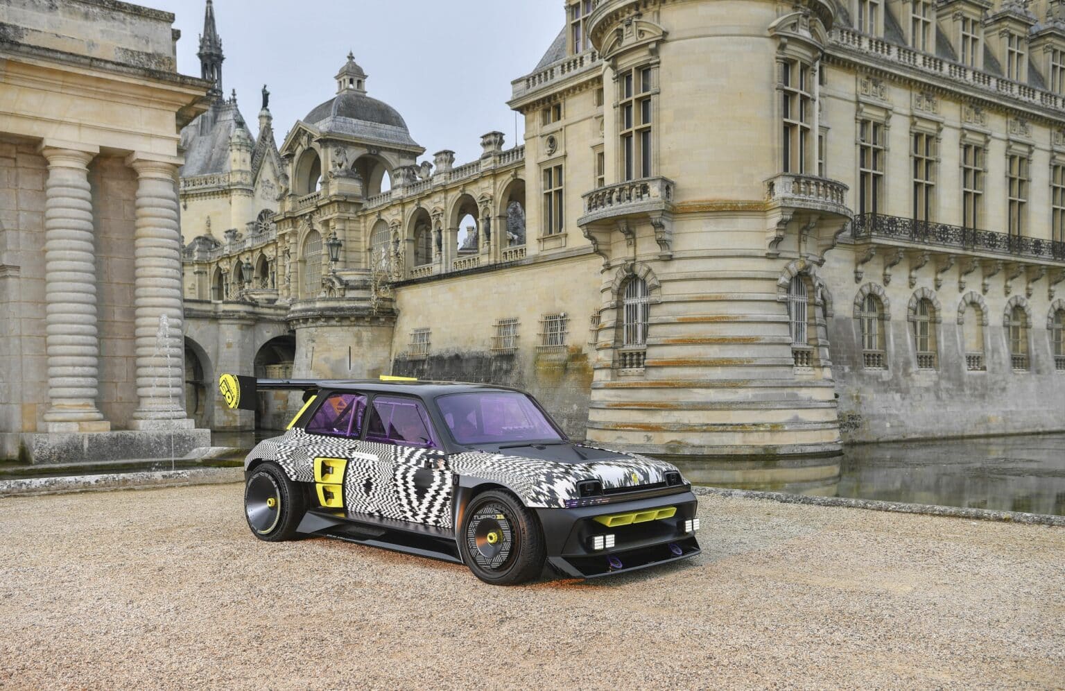 renault-r5-turbo-3e-en-photos-au-ch-teau-de-chantilly-les-voitures