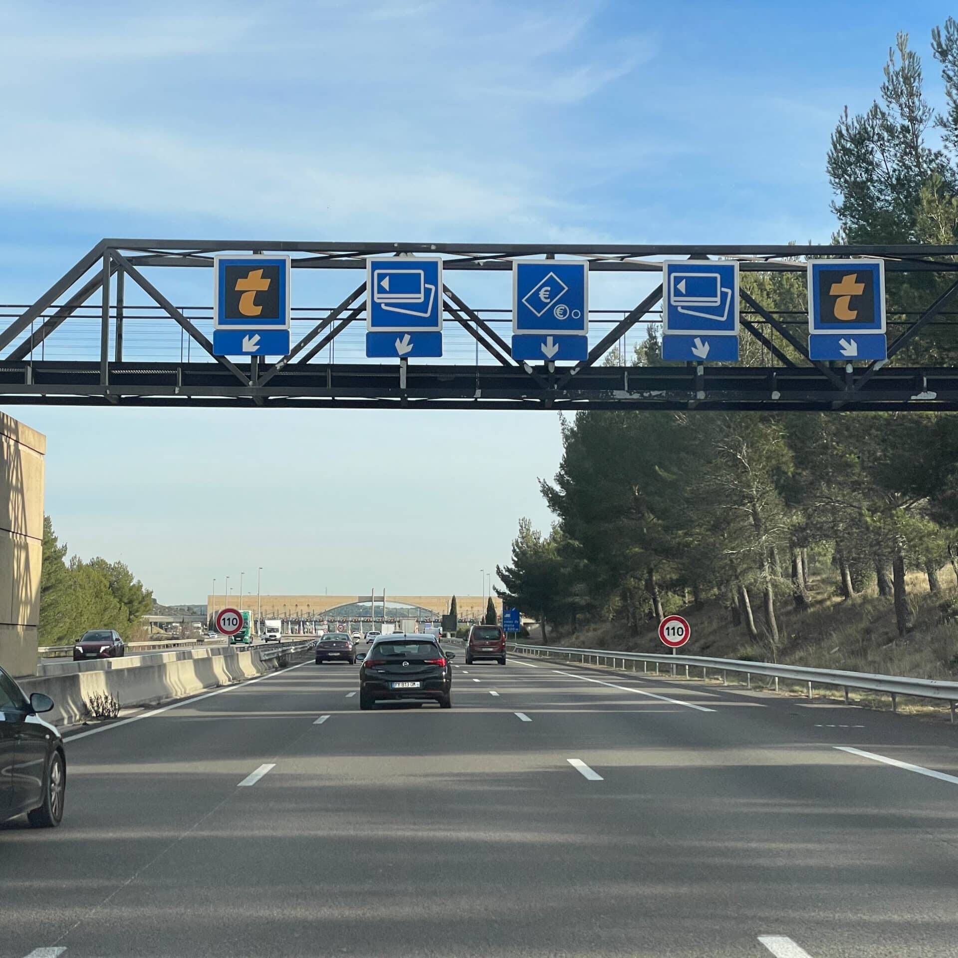 prix péages autoroutes Vinci Autoroutes petit excès de vitesse 5 km/h Gérald Darmanin carte blocages agriculteurs départs vacances Noël