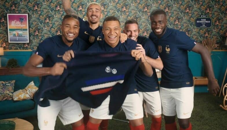 Coupe du Monde de Football 2022 équipe de France Karim Benzema forfait pull de Noël Allez les Bleus