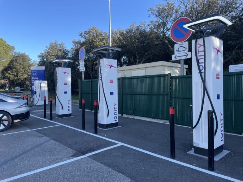 voiture électrique bornes de recharge publiques France Mars 2023 Ursula von der Leyen UE plan d'action constructeurs automobiles
