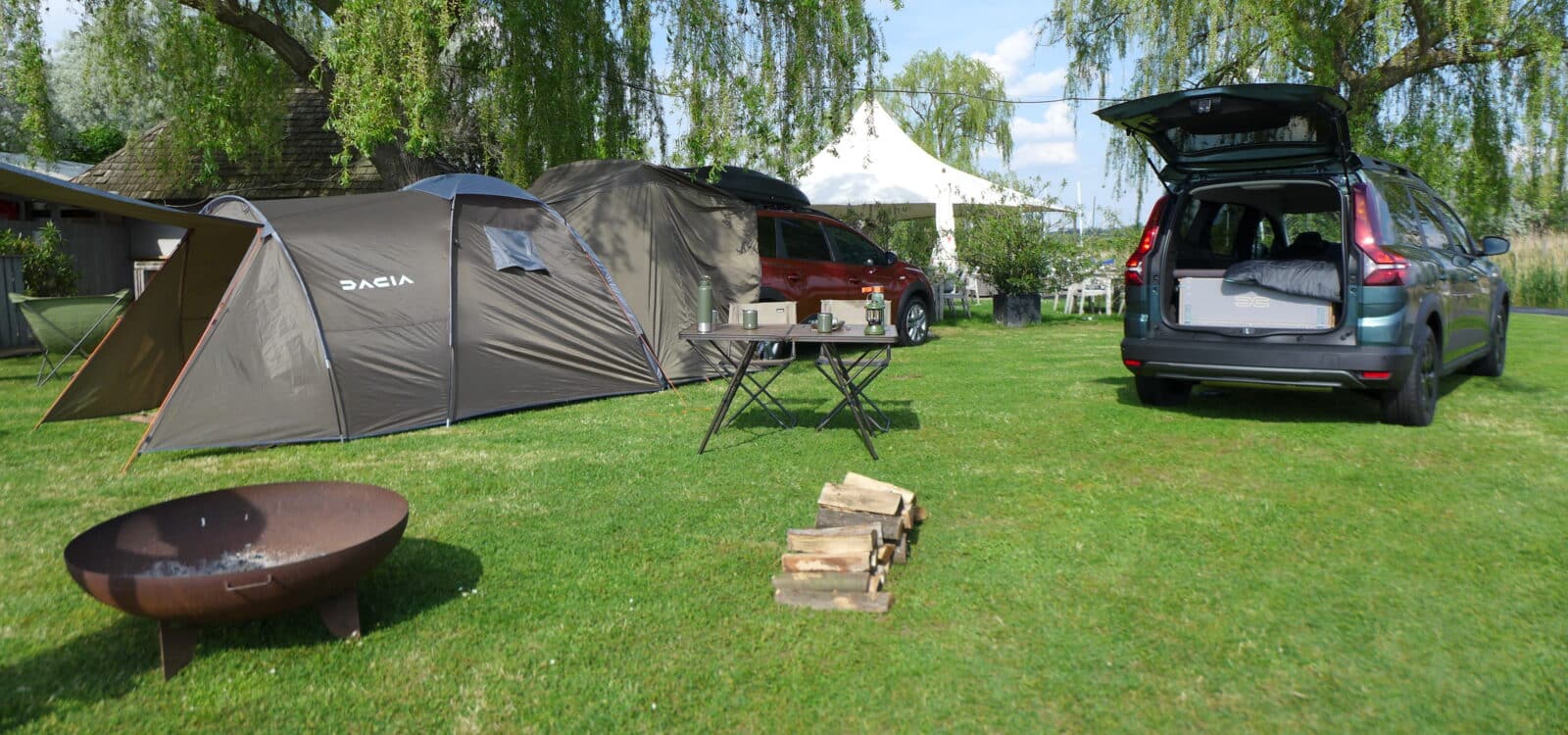 Dacia Jogger : en mode camping-car avec le Pack Sleep ou la Tente de  hayon - Les Voitures