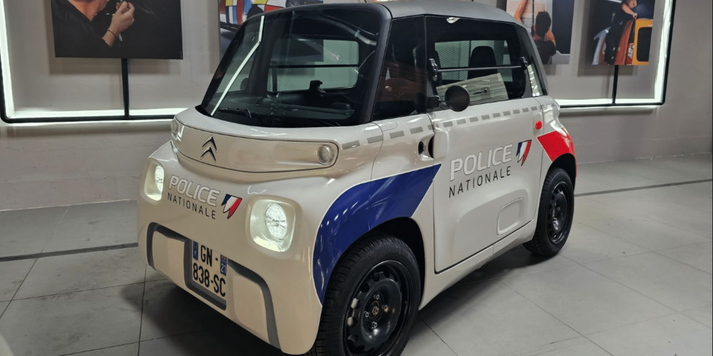 Police nationale Citroën Ami véhicule électrique