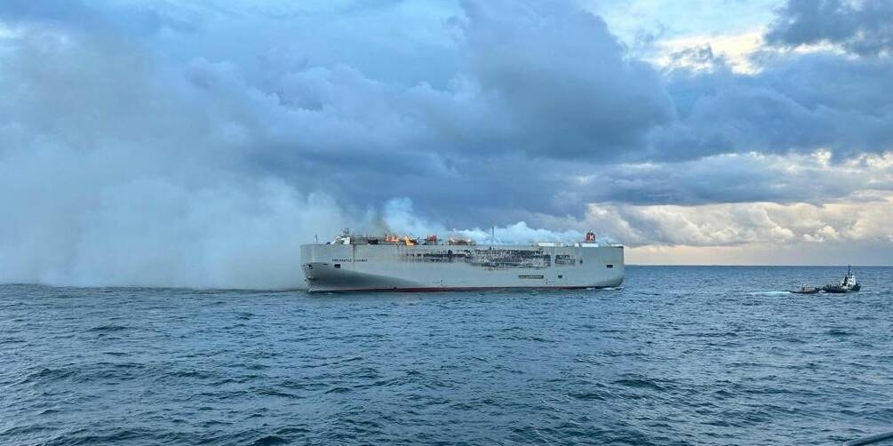 cargo incendie voiture électrique Fremantle Highway