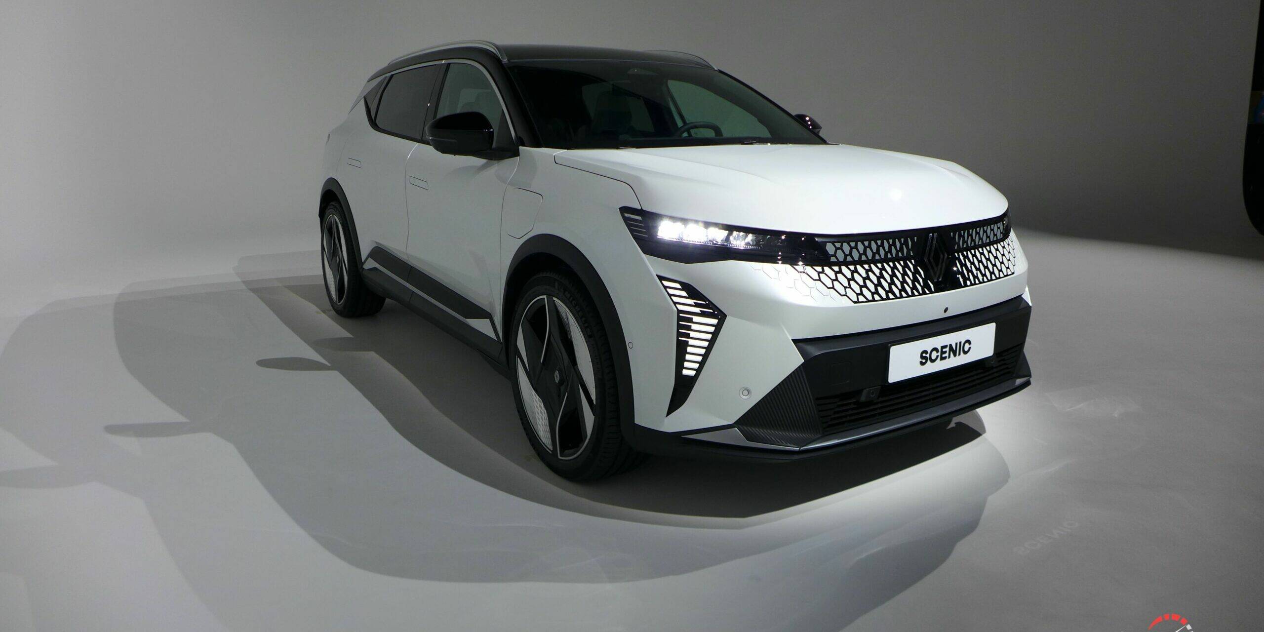 Voiture de l'Année 2024 Renault Scénic E-Tech electric Peugeot e-3008