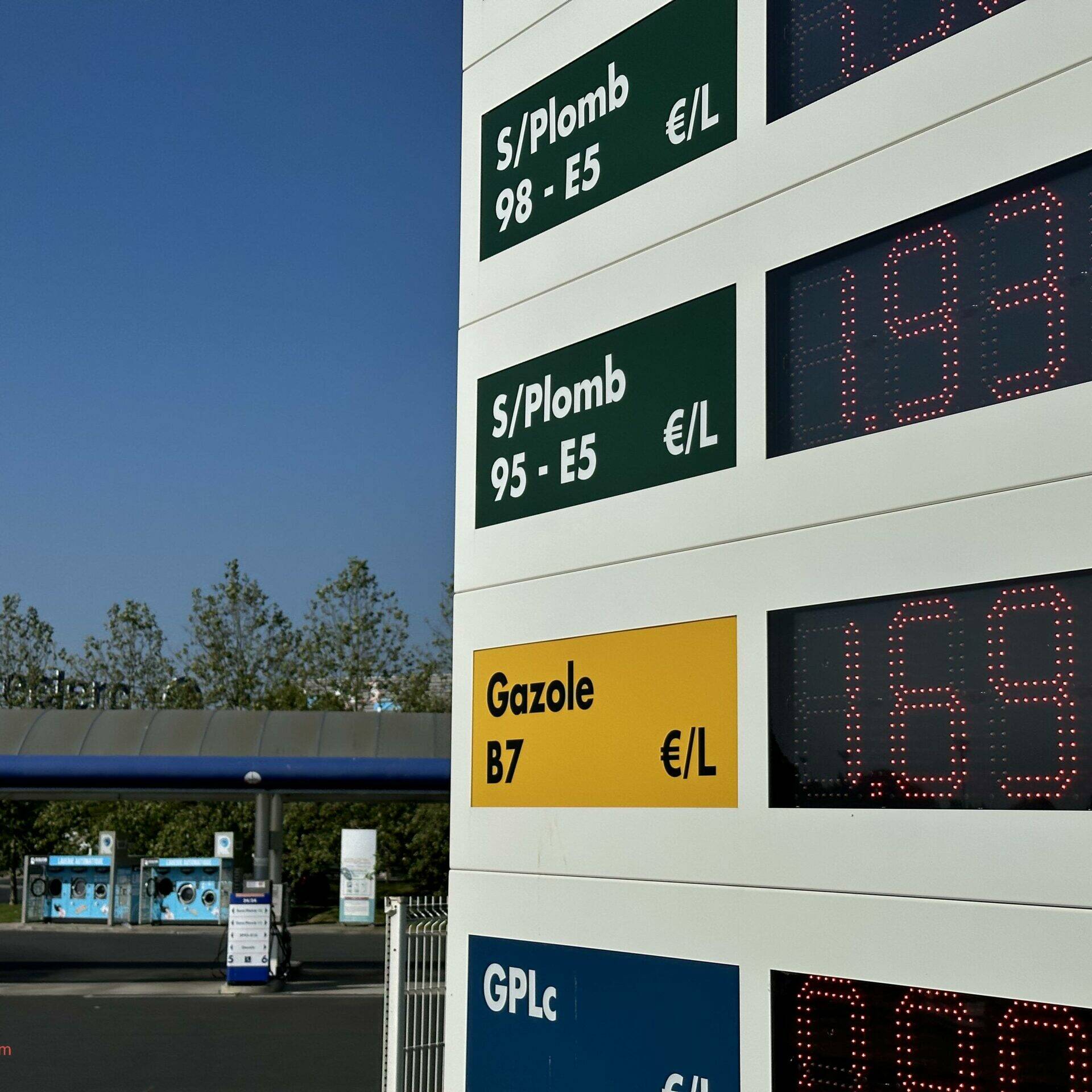 chèque carburant Emmanuel Macron On aime la bagnole et moi je l’adore