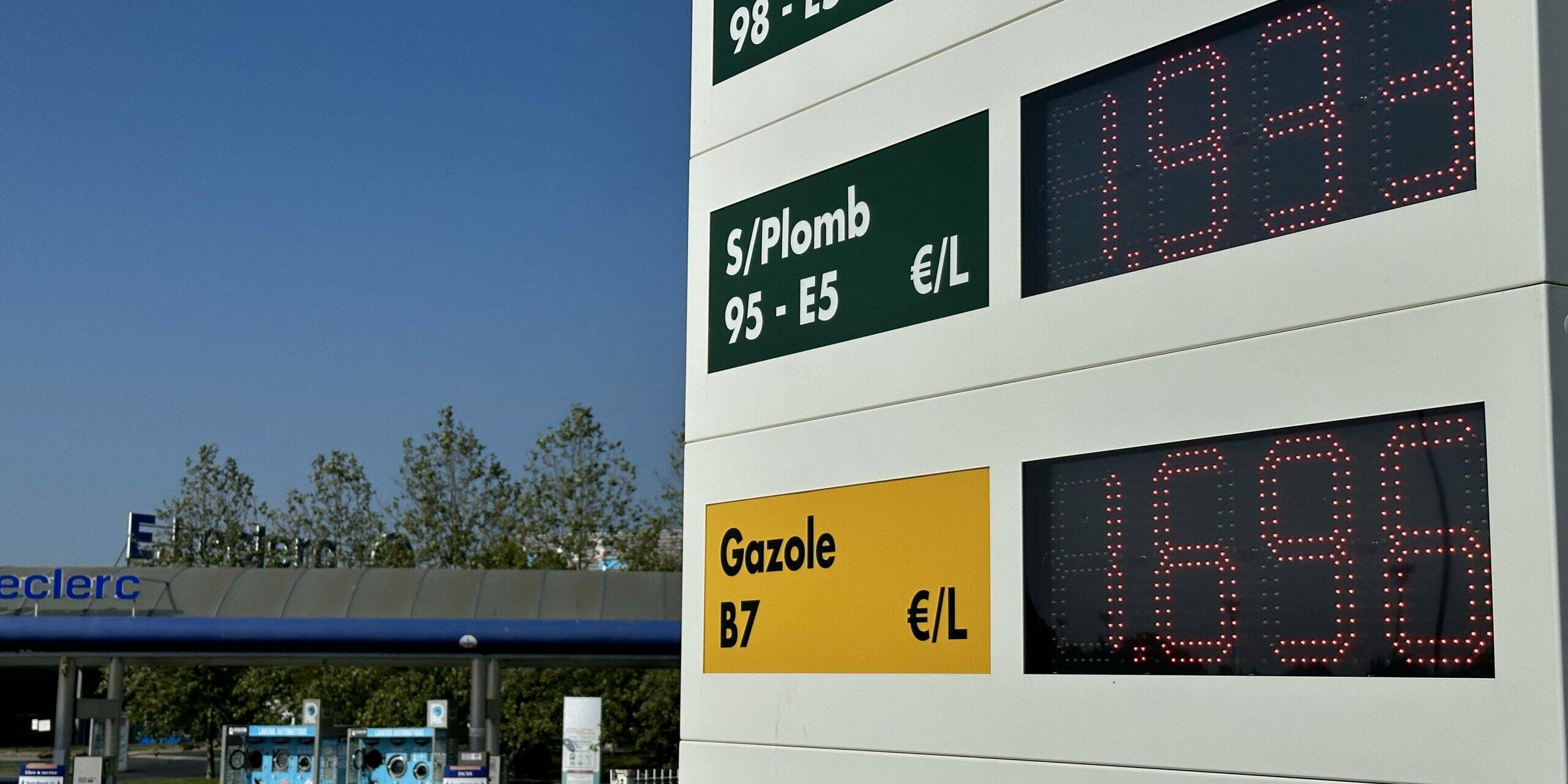 chèque carburant Emmanuel Macron On aime la bagnole et moi je l’adore