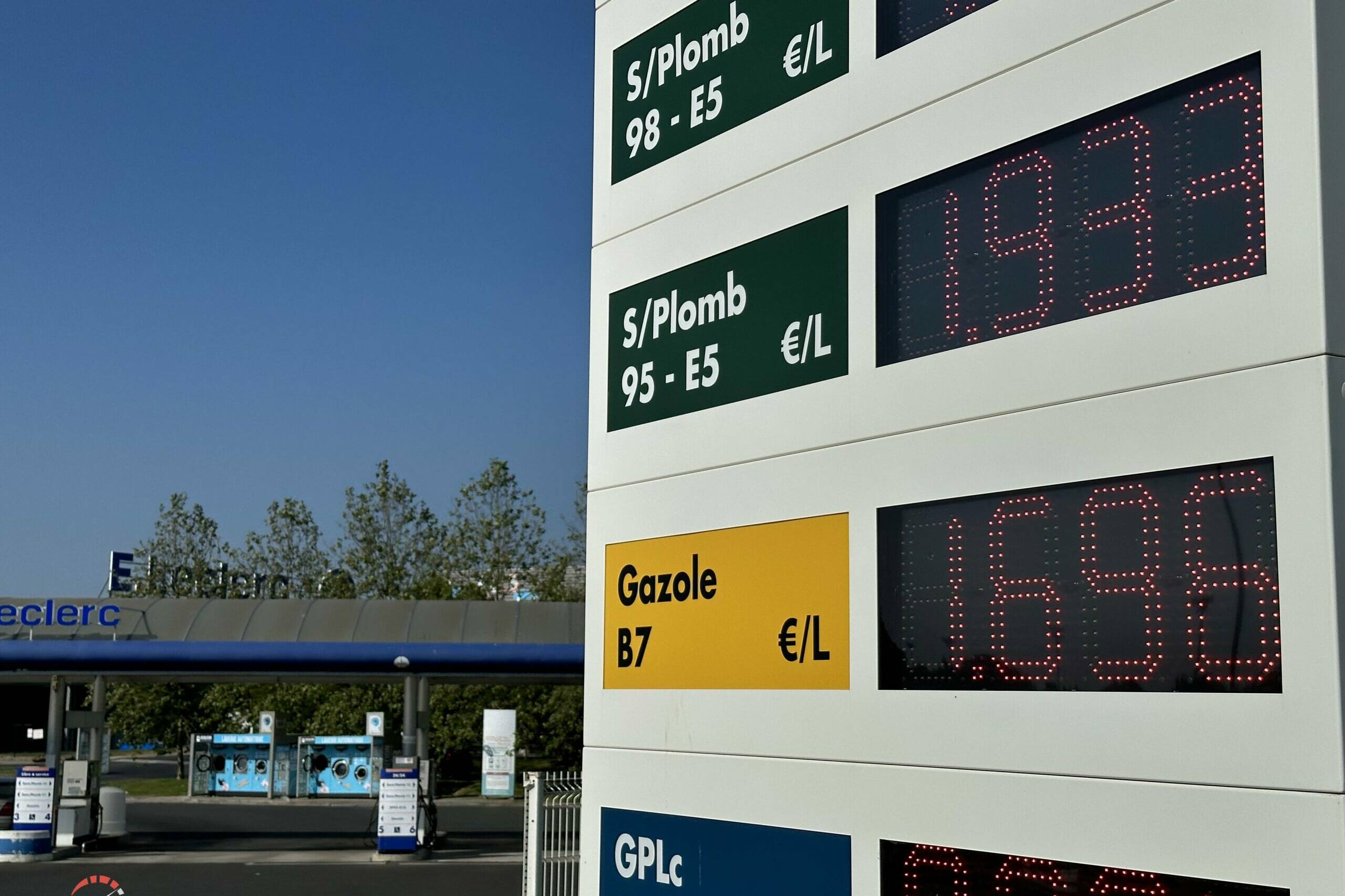 chèque carburant Emmanuel Macron On aime la bagnole et moi je l’adore