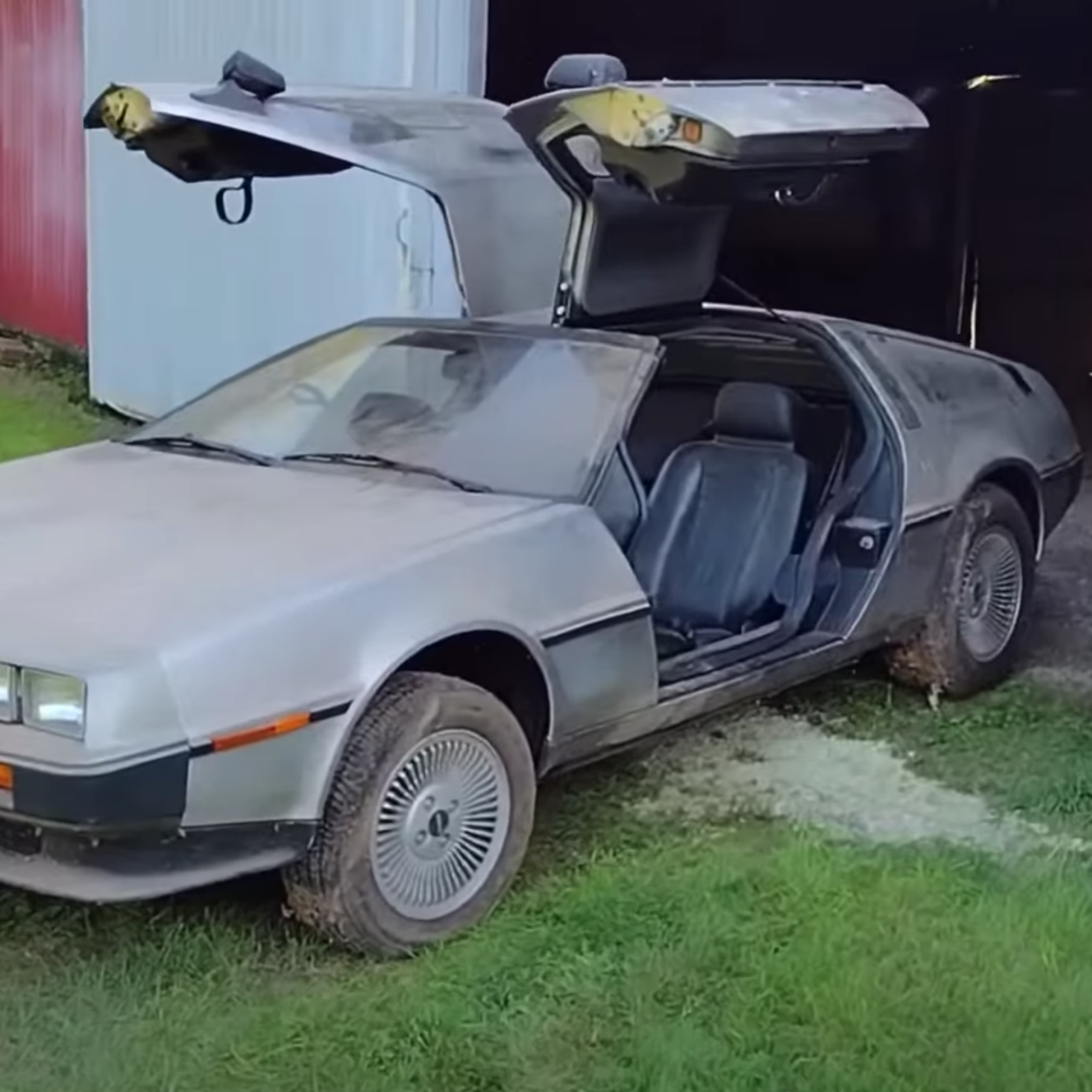 DeLorean DMC-12 sortie de grange