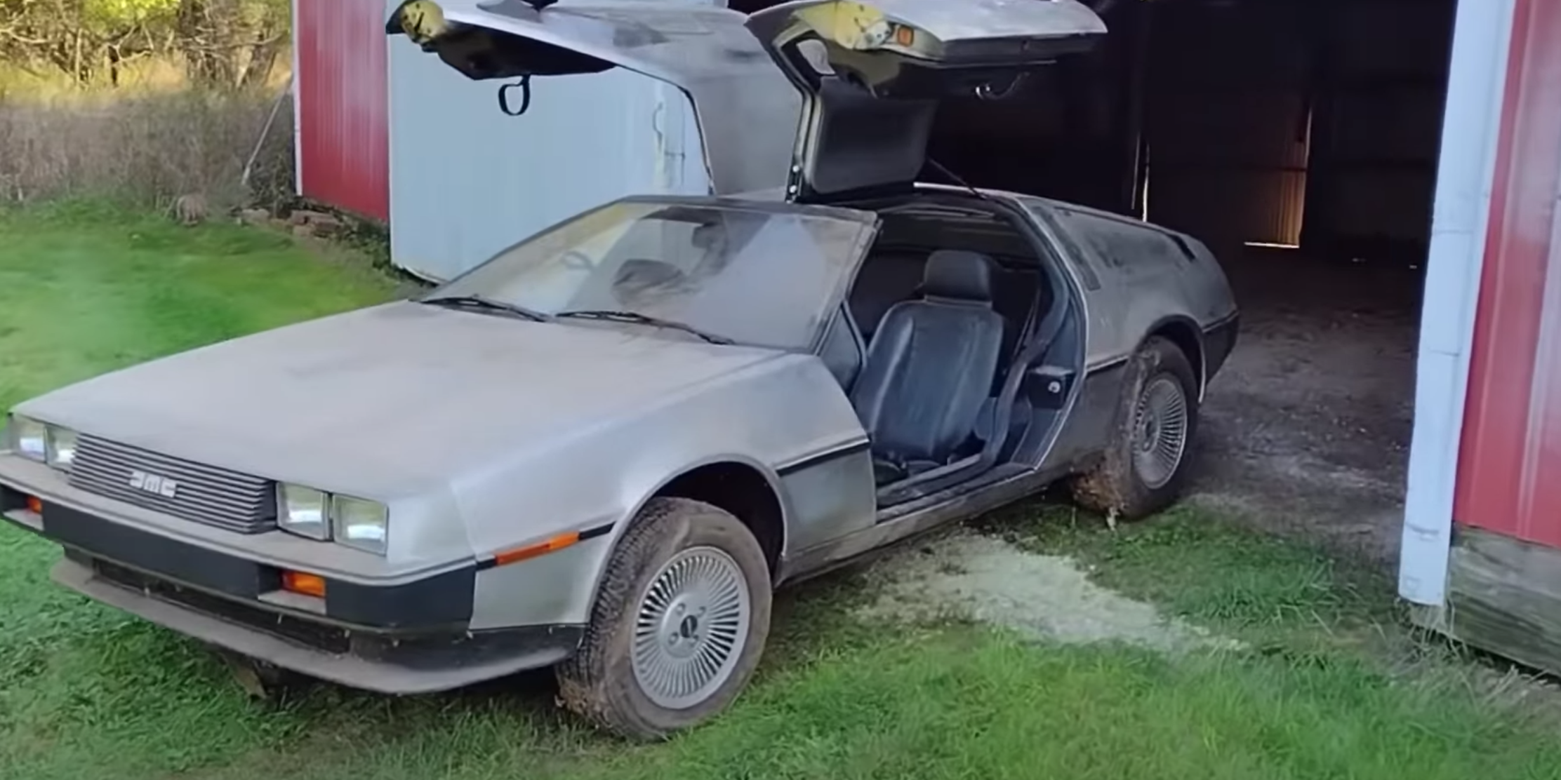 DeLorean DMC-12 sortie de grange