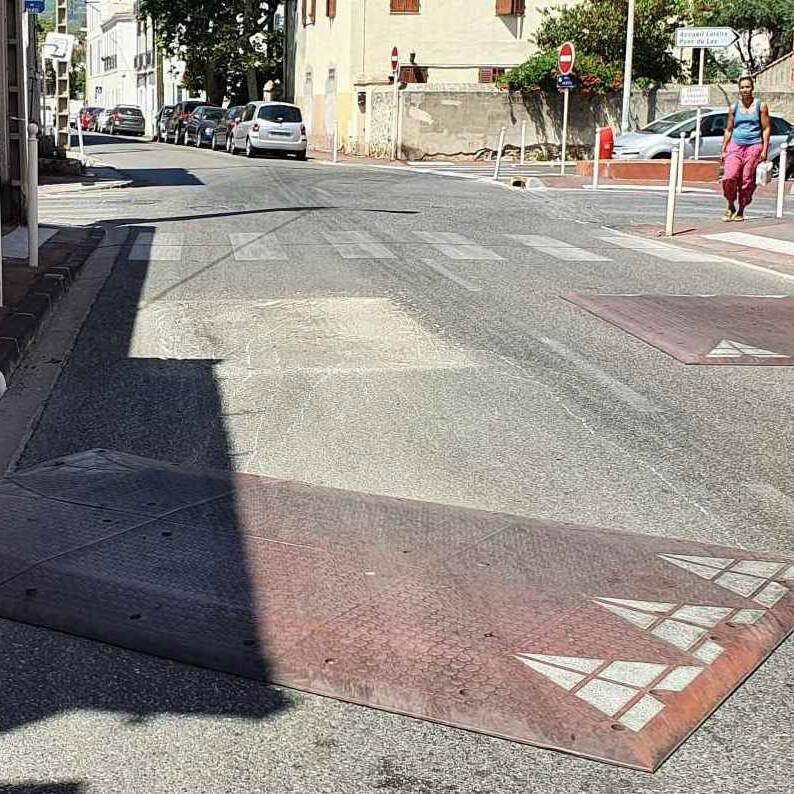 Ralentisseurs illégaux dos d'âne