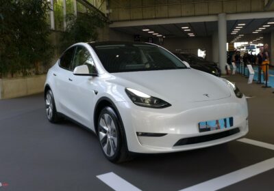 Tesla voitures électriques licenciements Tesla