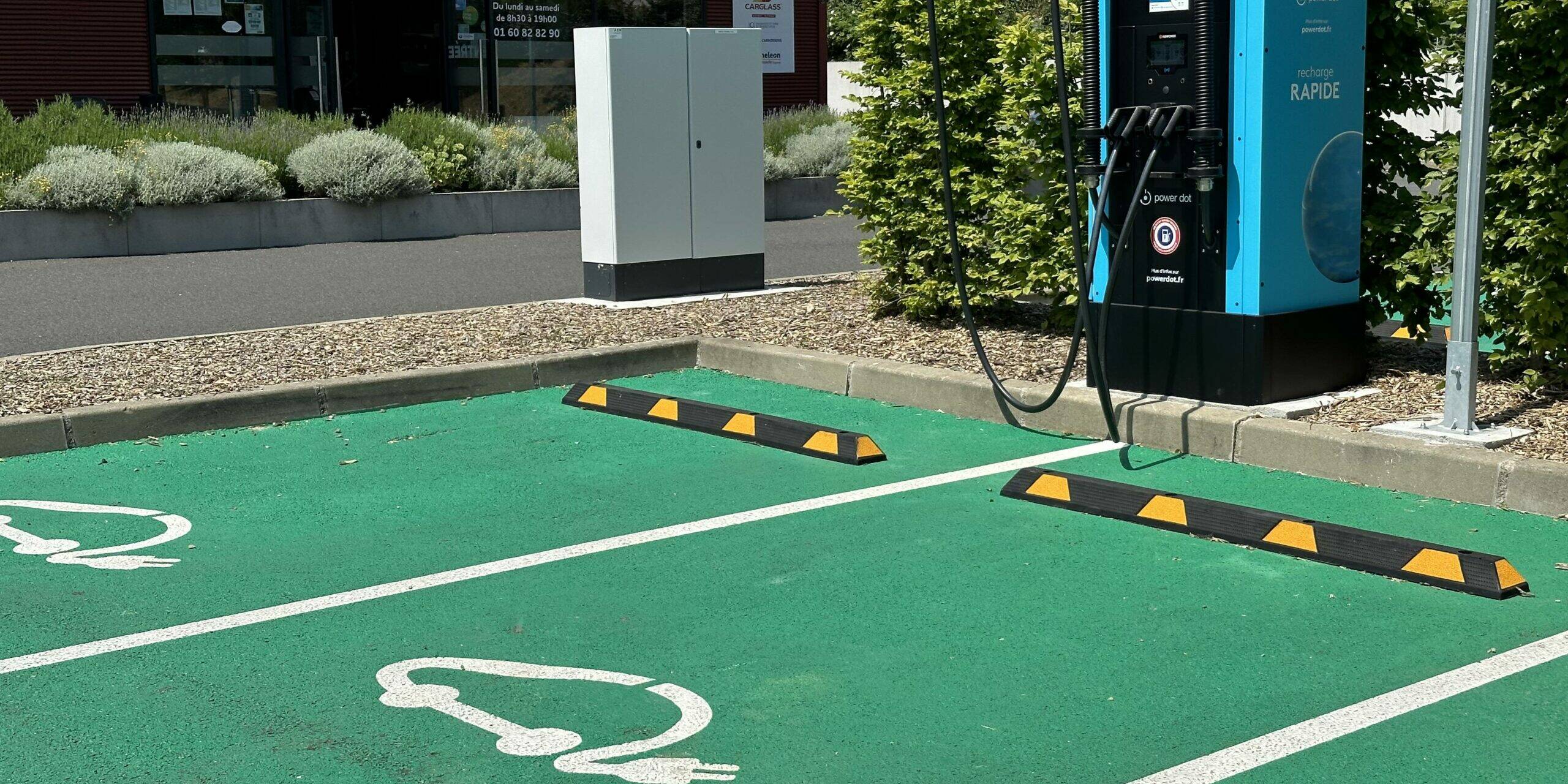 bornes de recharge publiques voitures électriques Emmanuel Macon