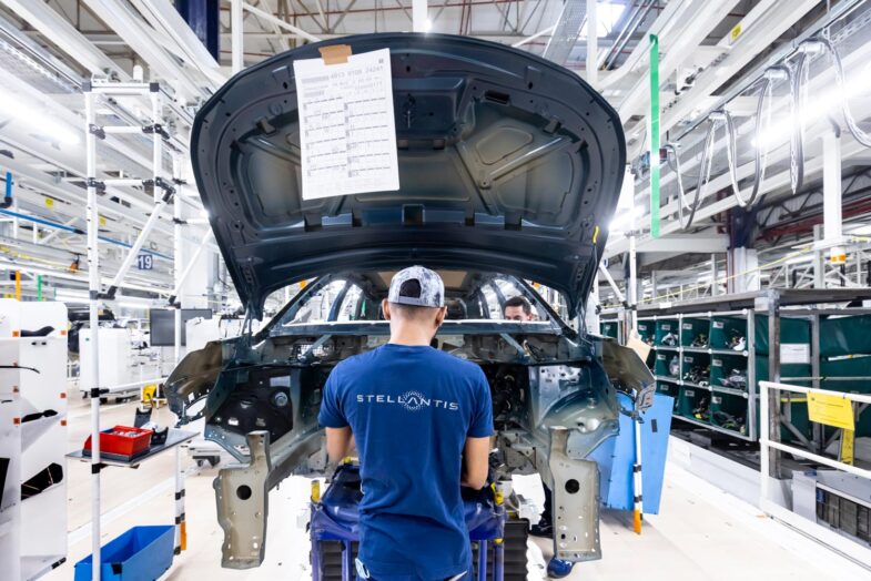Stellantis prime salariés 2024 usine Stellantis Sochaux crise secteur automobile industrie automobile