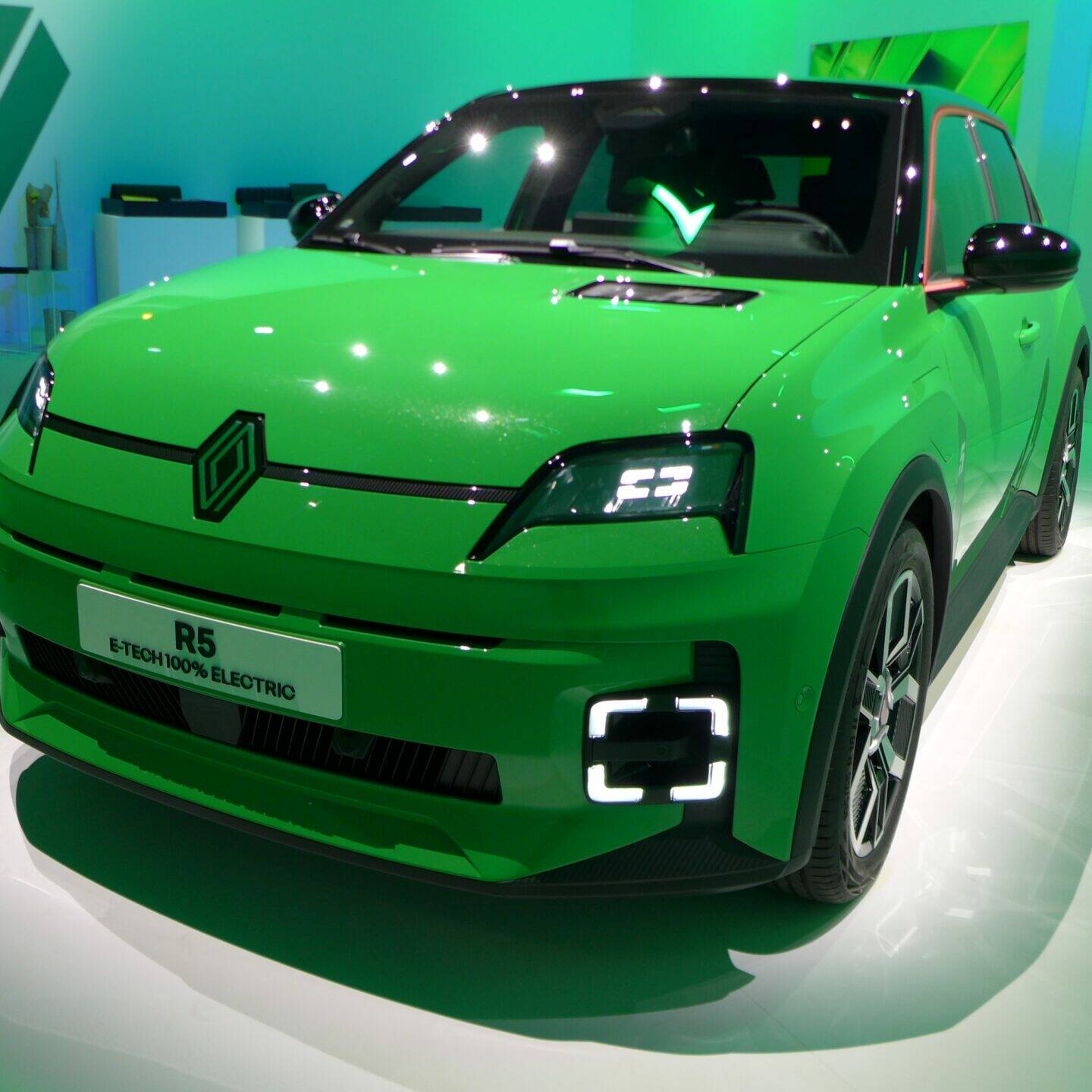 Renault 5 E-Tech electric Renault 5 électrique wt5 show Paris Voiture de l'Année