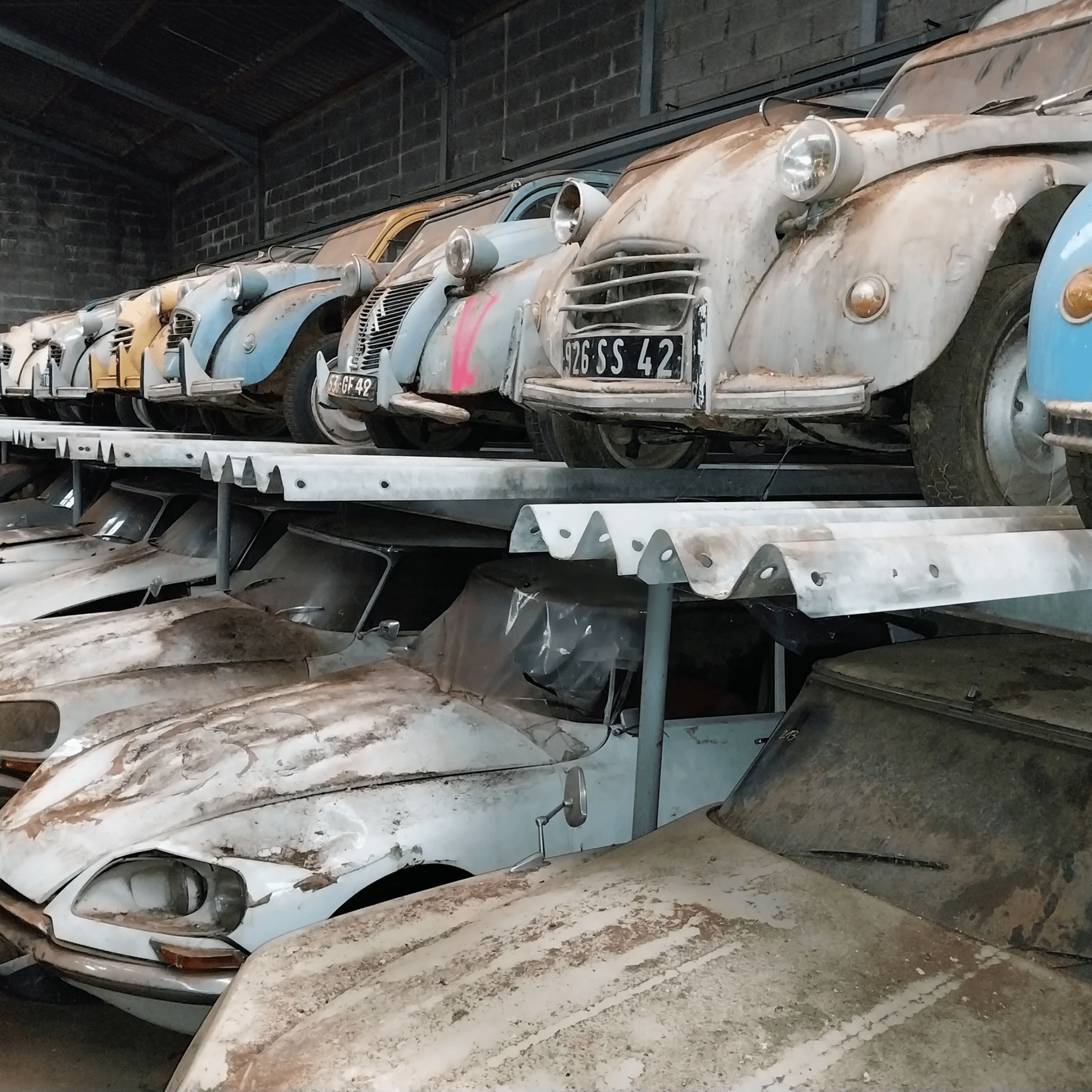 voitures anciennes Citroën 2CV non urbex sortie de grange
