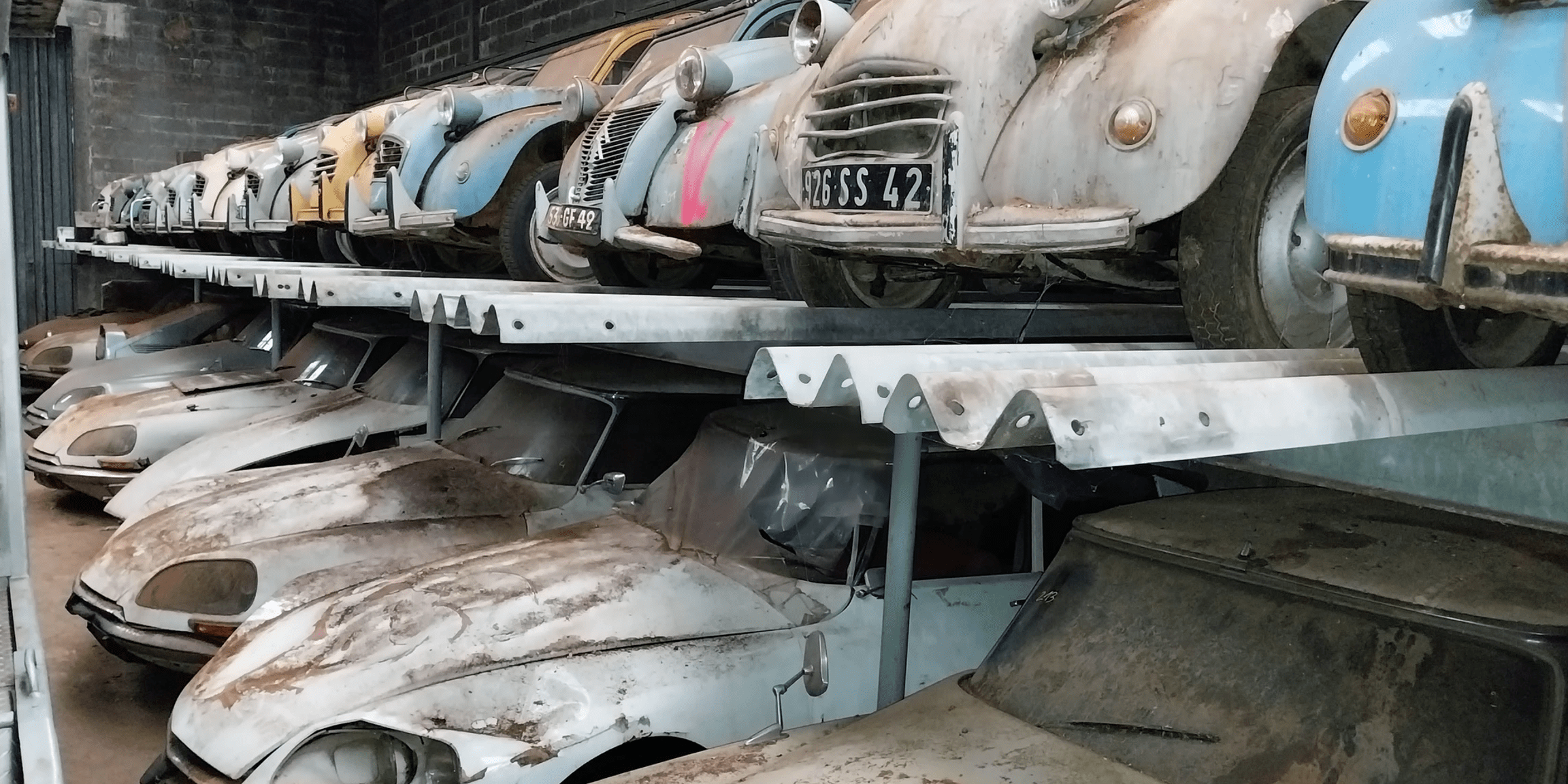 voitures anciennes Citroën 2CV non urbex sortie de grange