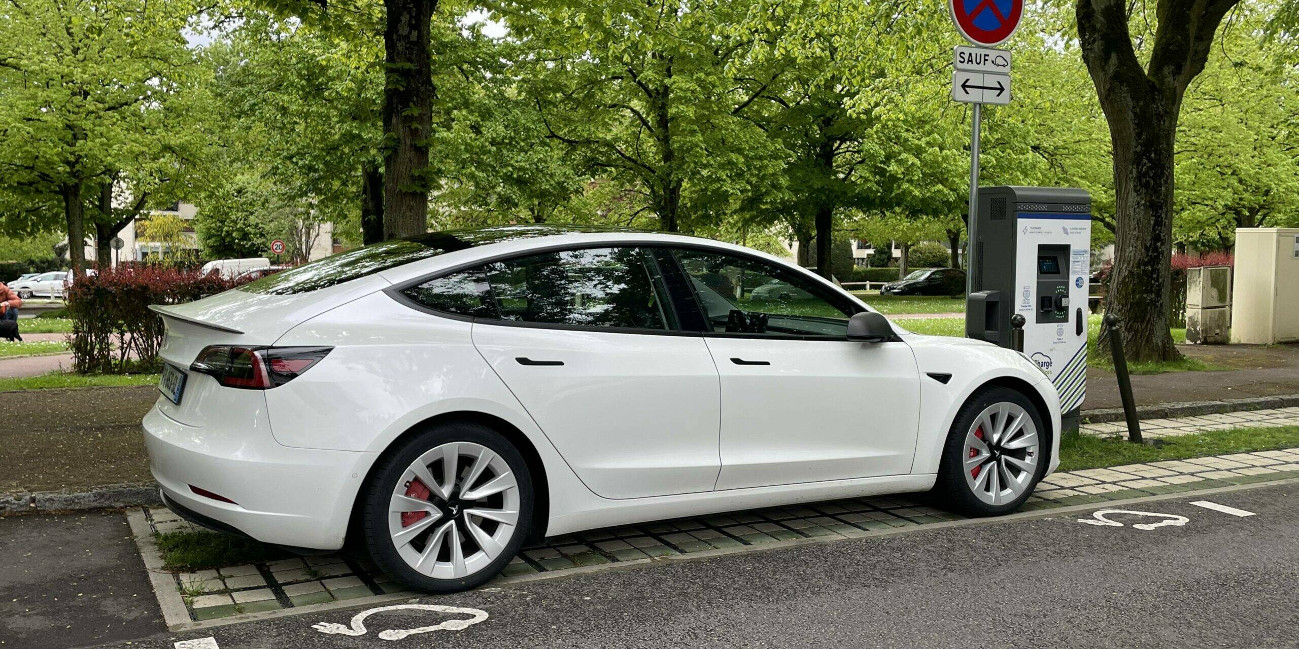Autorité de la concurrence voitures électriques bornes de recharge publiques assurance voitures électriques