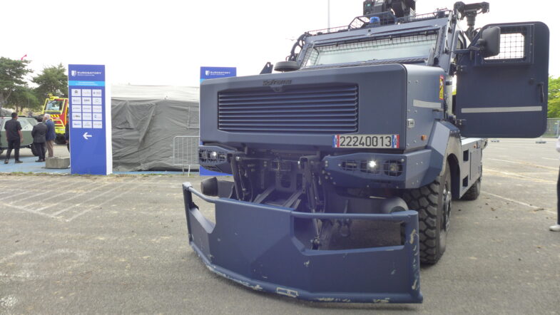 défilé du 14 juillet véhicule blindé Centaure armée française gendarmerie nationale