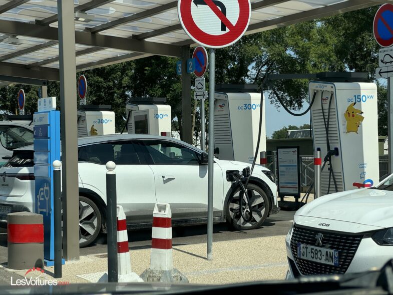 voitures électriques autoroute bornes de recharge autoroute