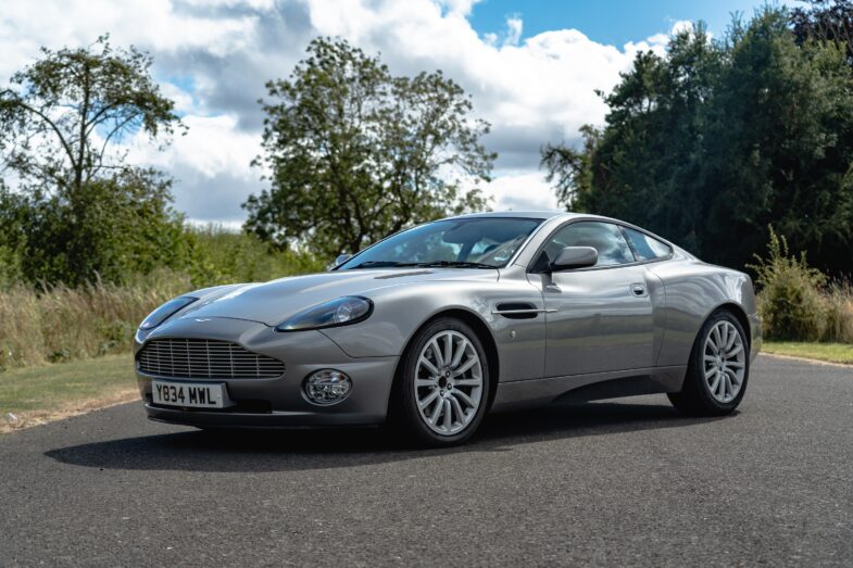 Aston Martin Vanquish Meurs un autre jour