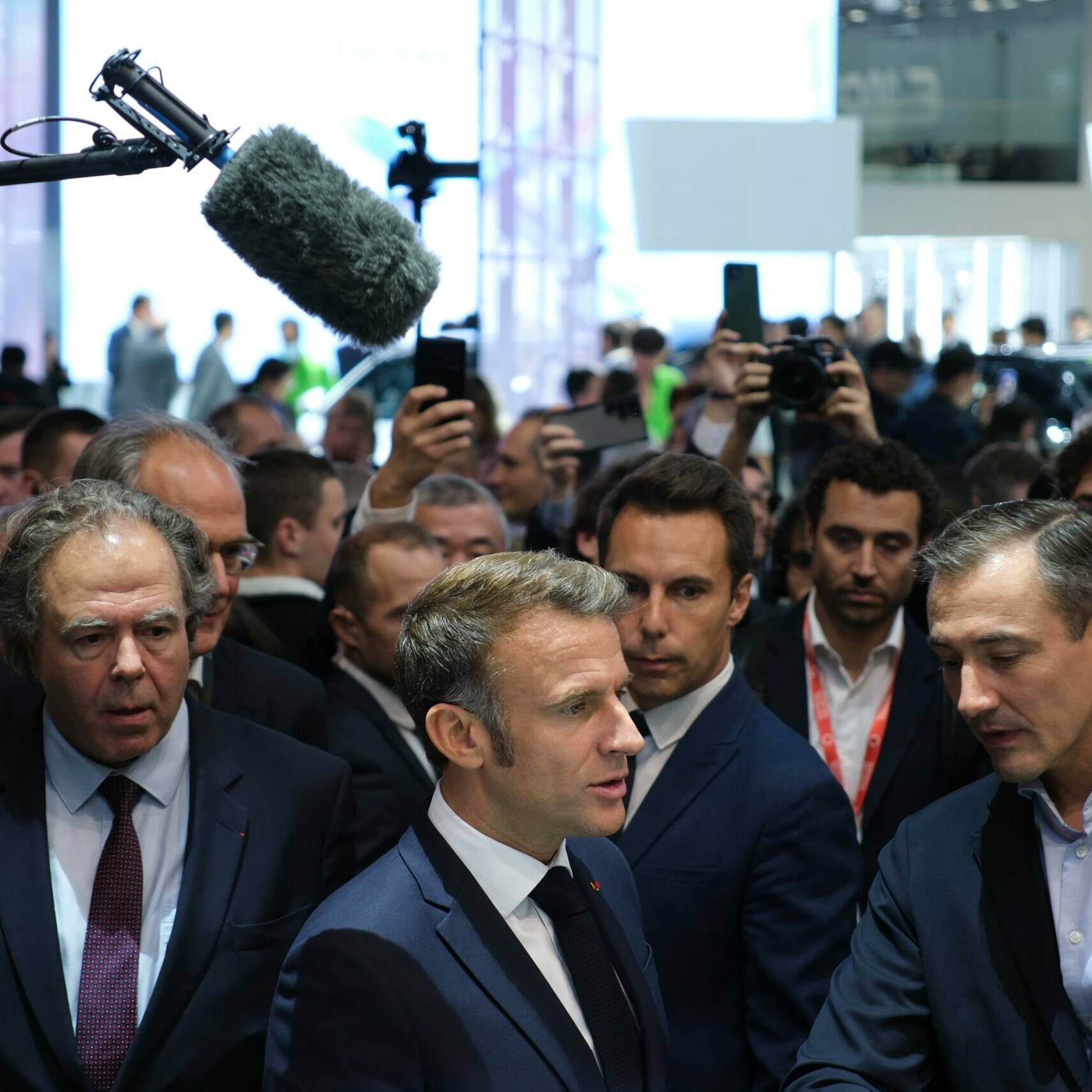 Emmanuel Macron Mondial de L'Auto voiture électrique