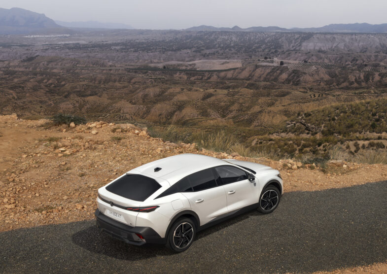 voiture électrique Peugeot e-408 Mondial de L'Auto 2024