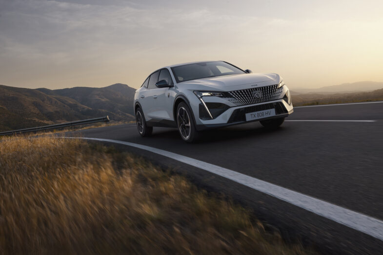 voiture électrique Peugeot e-408 Mondial de L'Auto 2024