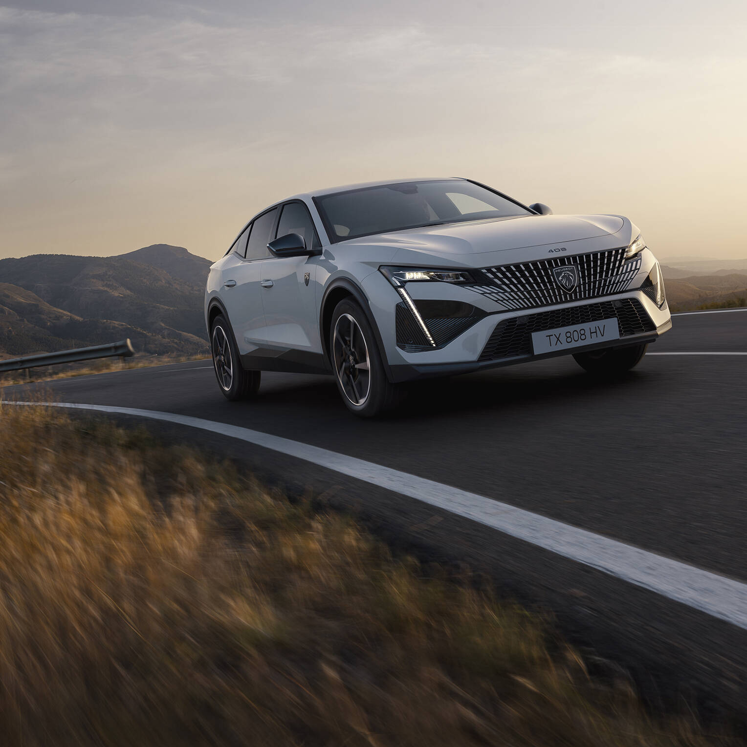 voiture électrique Peugeot e-408 Mondial de L'Auto 2024