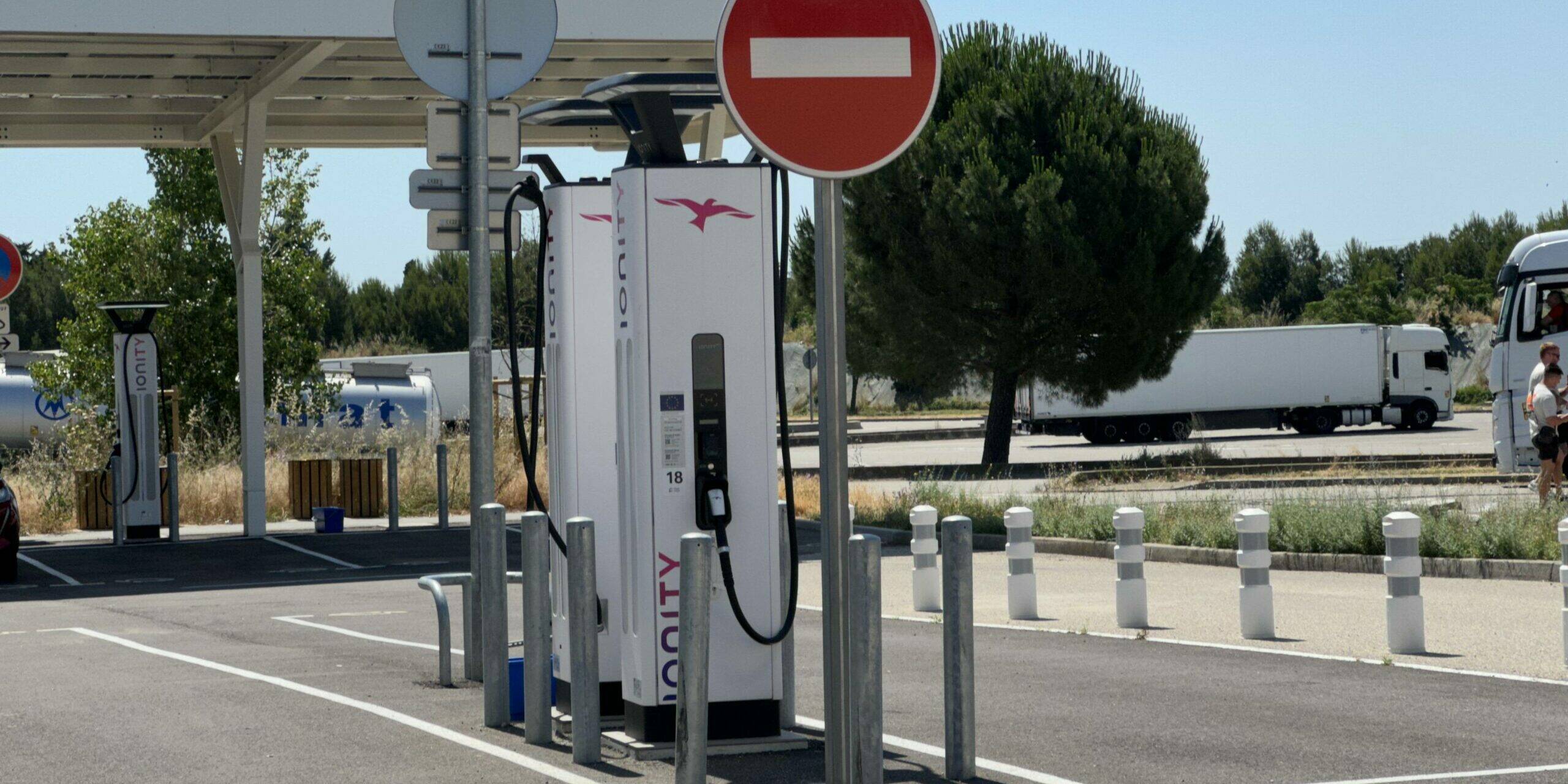 Bornes de recharge publiques voitures électriques autonomie véhicules électriques