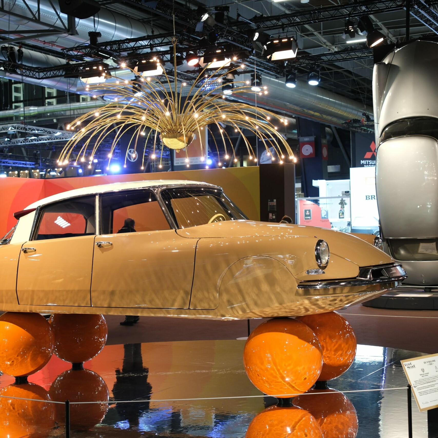 Rétromobile 70 ans Citroën DS Ballons