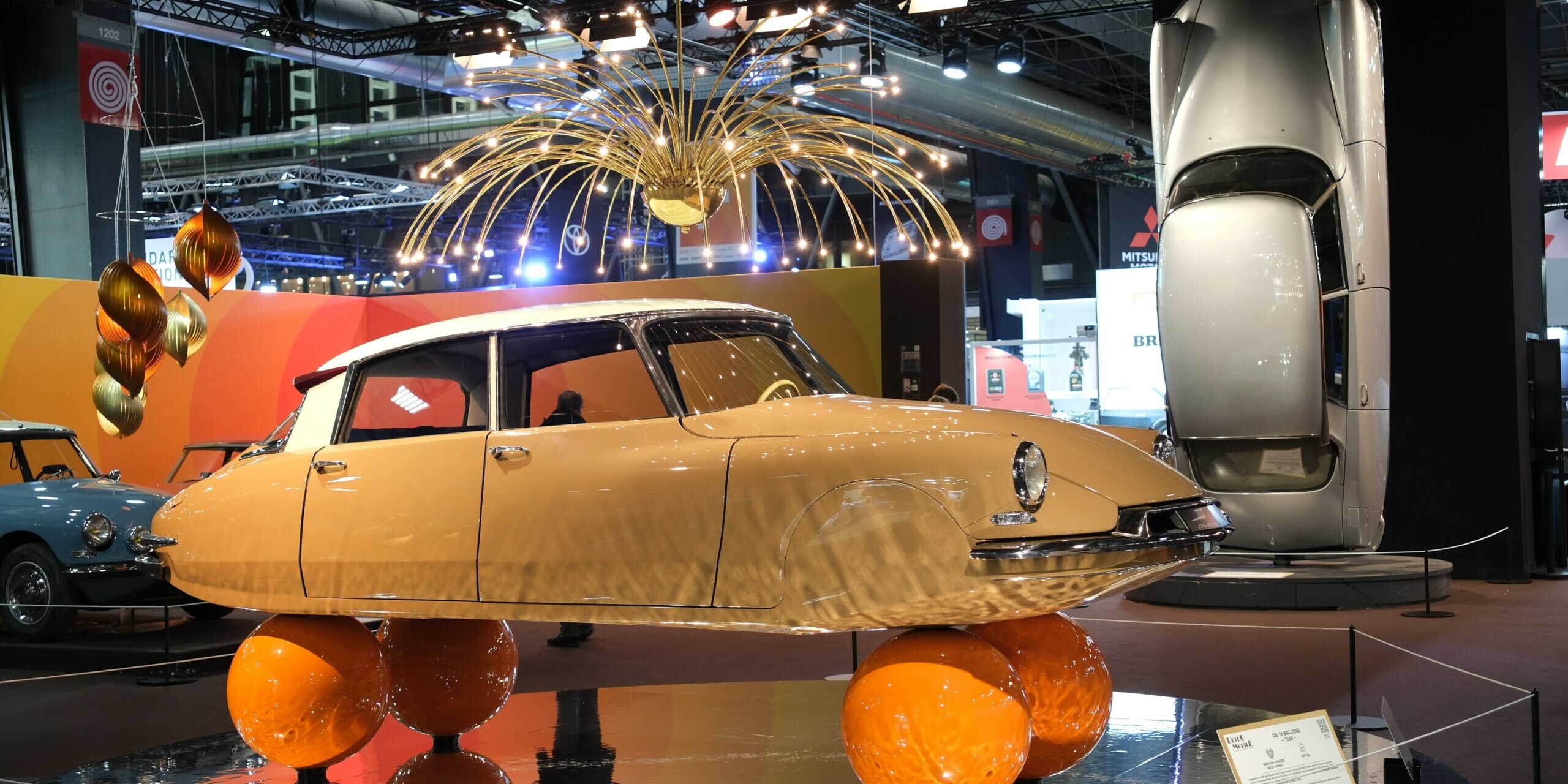 Rétromobile 70 ans Citroën DS Ballons