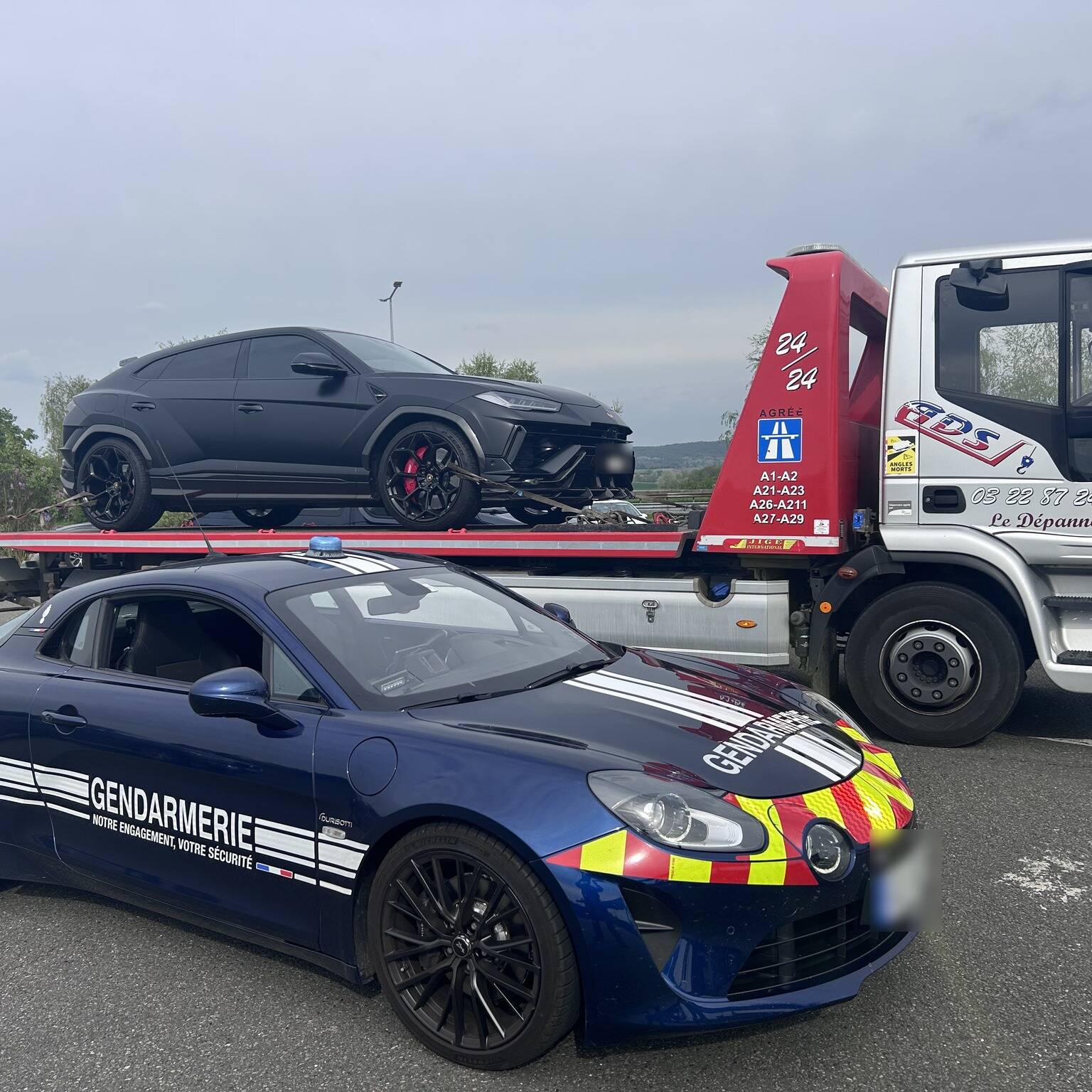 Alpine A110 Gendarmerie nationale Lamborghini Urus