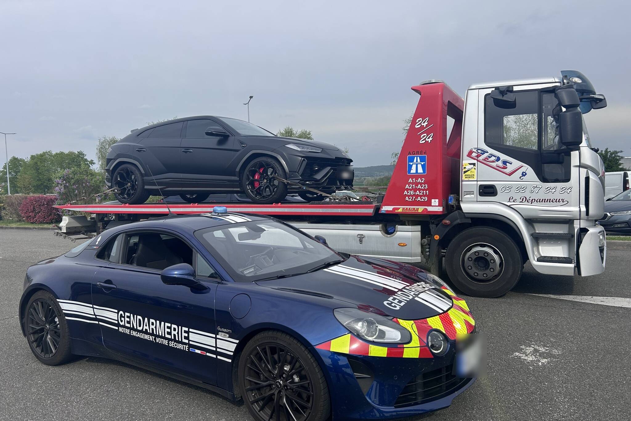 Alpine A110 Gendarmerie nationale Lamborghini Urus